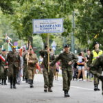 Przemarsz uczestników Marszu Szlakiem I Kompanii Kadrowej z asystą wojskową i orkiestrą z Oleandrów na Wawel / Marzena Mąkosa / Radio Kielce