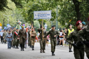 Przemarsz uczestników Marszu Szlakiem I Kompanii Kadrowej z asystą wojskową i orkiestrą z Oleandrów na Wawel / Marzena Mąkosa / Radio Kielce