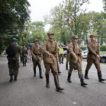 Przemarsz uczestników Marszu Szlakiem I Kompanii Kadrowej z asystą wojskową i orkiestrą z Oleandrów na Wawel / Marzena Mąkosa / Radio Kielce