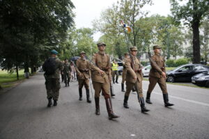 Przemarsz uczestników Marszu Szlakiem I Kompanii Kadrowej z asystą wojskową i orkiestrą z Oleandrów na Wawel / Marzena Mąkosa / Radio Kielce