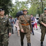 Przemarsz uczestników Marszu Szlakiem I Kompanii Kadrowej z asystą wojskową i orkiestrą z Oleandrów na Wawel. Na zdjęciu w środku: Dionizy Krawczyński - komendant marszu  / Marzena Mąkosa / Radio Kielce