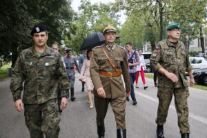 Przemarsz uczestników Marszu Szlakiem I Kompanii Kadrowej z asystą wojskową i orkiestrą z Oleandrów na Wawel. Na zdjęciu w środku: Dionizy Krawczyński - komendant marszu / Marzena Mąkosa / Radio Kielce