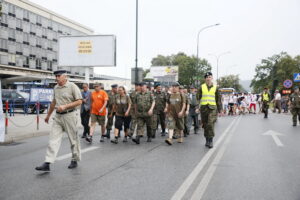 Przemarsz uczestników Marszu Szlakiem I Kompanii Kadrowej z asystą wojskową i orkiestrą z Oleandrów na Wawel / Marzena Mąkosa / Radio Kielce