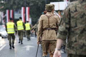 Przemarsz uczestników Marszu Szlakiem I Kompanii Kadrowej z asystą wojskową i orkiestrą z Oleandrów na Wawel / Marzena Mąkosa / Radio Kielce