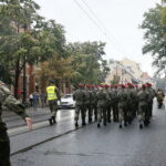 Przemarsz uczestników Marszu Szlakiem I Kompanii Kadrowej z asystą wojskową i orkiestrą z Oleandrów na Wawel / Marzena Mąkosa / Radio Kielce