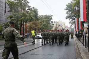 Przemarsz uczestników Marszu Szlakiem I Kompanii Kadrowej z asystą wojskową i orkiestrą z Oleandrów na Wawel / Marzena Mąkosa / Radio Kielce