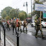 Przemarsz uczestników Marszu Szlakiem I Kompanii Kadrowej z asystą wojskową i orkiestrą z Oleandrów na Wawel / Marzena Mąkosa / Radio Kielce