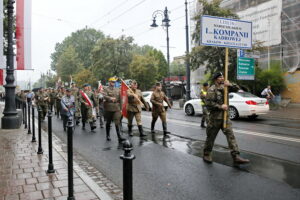 Przemarsz uczestników Marszu Szlakiem I Kompanii Kadrowej z asystą wojskową i orkiestrą z Oleandrów na Wawel / Marzena Mąkosa / Radio Kielce