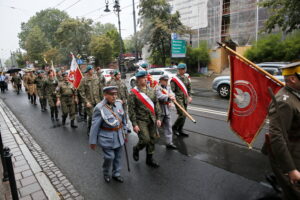 Przemarsz uczestników Marszu Szlakiem I Kompanii Kadrowej z asystą wojskową i orkiestrą z Oleandrów na Wawel / Marzena Mąkosa / Radio Kielce