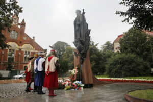 Przemarsz uczestników Marszu Szlakiem I Kompanii Kadrowej z asystą wojskową i orkiestrą z Oleandrów na Wawel / Marzena Mąkosa / Radio Kielce