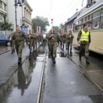 Przemarsz uczestników Marszu Szlakiem I Kompanii Kadrowej z asystą wojskową i orkiestrą z Oleandrów na Wawel / Marzena Mąkosa / Radio Kielce