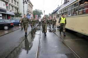 Przemarsz uczestników Marszu Szlakiem I Kompanii Kadrowej z asystą wojskową i orkiestrą z Oleandrów na Wawel / Marzena Mąkosa / Radio Kielce