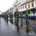 Przemarsz uczestników Marszu Szlakiem I Kompanii Kadrowej z asystą wojskową i orkiestrą z Oleandrów na Wawel / Marzena Mąkosa / Radio Kielce