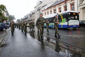 Przemarsz uczestników Marszu Szlakiem I Kompanii Kadrowej z asystą wojskową i orkiestrą z Oleandrów na Wawel / Marzena Mąkosa / Radio Kielce