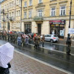 Przemarsz uczestników Marszu Szlakiem I Kompanii Kadrowej z asystą wojskową i orkiestrą z Oleandrów na Wawel / Marzena Mąkosa / Radio Kielce