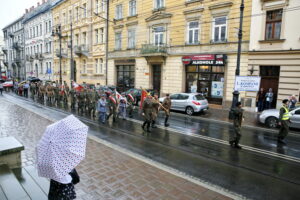 Przemarsz uczestników Marszu Szlakiem I Kompanii Kadrowej z asystą wojskową i orkiestrą z Oleandrów na Wawel / Marzena Mąkosa / Radio Kielce