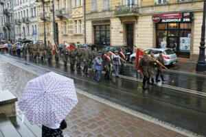 Przemarsz uczestników Marszu Szlakiem I Kompanii Kadrowej z asystą wojskową i orkiestrą z Oleandrów na Wawel / Marzena Mąkosa / Radio Kielce