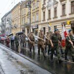 Przemarsz uczestników Marszu Szlakiem I Kompanii Kadrowej z asystą wojskową i orkiestrą z Oleandrów na Wawel / Marzena Mąkosa / Radio Kielce