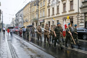 Przemarsz uczestników Marszu Szlakiem I Kompanii Kadrowej z asystą wojskową i orkiestrą z Oleandrów na Wawel / Marzena Mąkosa / Radio Kielce