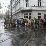 Przemarsz uczestników Marszu Szlakiem I Kompanii Kadrowej z asystą wojskową i orkiestrą z Oleandrów na Wawel / Marzena Mąkosa / Radio Kielce