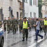 Przemarsz uczestników Marszu Szlakiem I Kompanii Kadrowej z asystą wojskową i orkiestrą z Oleandrów na Wawel / Marzena Mąkosa / Radio Kielce