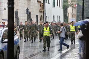 Przemarsz uczestników Marszu Szlakiem I Kompanii Kadrowej z asystą wojskową i orkiestrą z Oleandrów na Wawel / Marzena Mąkosa / Radio Kielce