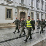 Przemarsz uczestników Marszu Szlakiem I Kompanii Kadrowej z asystą wojskową i orkiestrą z Oleandrów na Wawel / Marzena Mąkosa / Radio Kielce