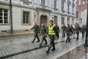 Przemarsz uczestników Marszu Szlakiem I Kompanii Kadrowej z asystą wojskową i orkiestrą z Oleandrów na Wawel / Marzena Mąkosa / Radio Kielce