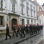 Przemarsz uczestników Marszu Szlakiem I Kompanii Kadrowej z asystą wojskową i orkiestrą z Oleandrów na Wawel / Marzena Mąkosa / Radio Kielce