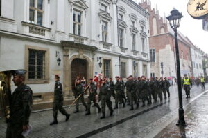 Przemarsz uczestników Marszu Szlakiem I Kompanii Kadrowej z asystą wojskową i orkiestrą z Oleandrów na Wawel / Marzena Mąkosa / Radio Kielce