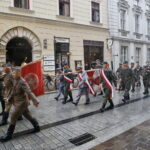 Przemarsz uczestników Marszu Szlakiem I Kompanii Kadrowej z asystą wojskową i orkiestrą z Oleandrów na Wawel / Marzena Mąkosa / Radio Kielce