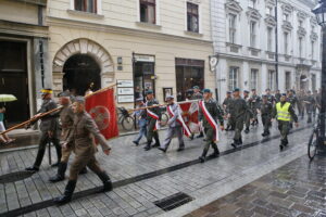 Przemarsz uczestników Marszu Szlakiem I Kompanii Kadrowej z asystą wojskową i orkiestrą z Oleandrów na Wawel / Marzena Mąkosa / Radio Kielce