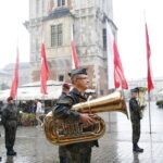 Przemarsz uczestników Marszu Szlakiem I Kompanii Kadrowej z asystą wojskową i orkiestrą z Oleandrów na Wawel / Marzena Mąkosa / Radio Kielce