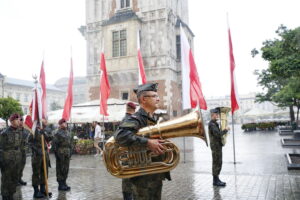 Przemarsz uczestników Marszu Szlakiem I Kompanii Kadrowej z asystą wojskową i orkiestrą z Oleandrów na Wawel / Marzena Mąkosa / Radio Kielce