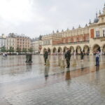 Przemarsz uczestników Marszu Szlakiem I Kompanii Kadrowej z asystą wojskową i orkiestrą z Oleandrów na Wawel / Marzena Mąkosa / Radio Kielce