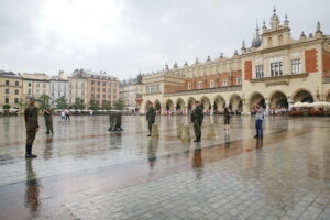 Przemarsz uczestników Marszu Szlakiem I Kompanii Kadrowej z asystą wojskową i orkiestrą z Oleandrów na Wawel / Marzena Mąkosa / Radio Kielce