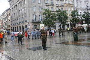 Przemarsz uczestników Marszu Szlakiem I Kompanii Kadrowej z asystą wojskową i orkiestrą z Oleandrów na Wawel / Marzena Mąkosa / Radio Kielce