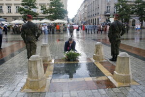 Przemarsz uczestników Marszu Szlakiem I Kompanii Kadrowej z asystą wojskową i orkiestrą z Oleandrów na Wawel / Marzena Mąkosa / Radio Kielce