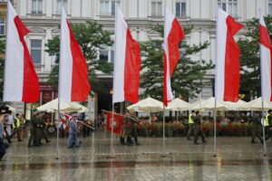 Przemarsz uczestników Marszu Szlakiem I Kompanii Kadrowej z asystą wojskową i orkiestrą z Oleandrów na Wawel / Marzena Mąkosa / Radio Kielce