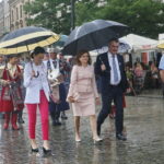 Przemarsz uczestników Marszu Szlakiem I Kompanii Kadrowej z asystą wojskową i orkiestrą z Oleandrów na Wawel. Na zdjęciu Agata Wojtyszek - wojewoda świętokrzyski i Wojciech Lubawski - prezydent Kielc / Marzena Mąkosa / Radio Kielce