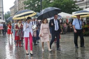 Przemarsz uczestników Marszu Szlakiem I Kompanii Kadrowej z asystą wojskową i orkiestrą z Oleandrów na Wawel. Na zdjęciu Agata Wojtyszek - wojewoda świętokrzyski i Wojciech Lubawski - prezydent Kielc / Marzena Mąkosa / Radio Kielce