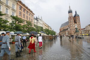 Przemarsz uczestników Marszu Szlakiem I Kompanii Kadrowej z asystą wojskową i orkiestrą z Oleandrów na Wawel / Marzena Mąkosa / Radio Kielce