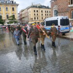 Przemarsz uczestników Marszu Szlakiem I Kompanii Kadrowej z asystą wojskową i orkiestrą z Oleandrów na Wawel / Marzena Mąkosa / Radio Kielce