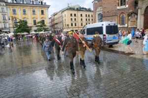 Przemarsz uczestników Marszu Szlakiem I Kompanii Kadrowej z asystą wojskową i orkiestrą z Oleandrów na Wawel / Marzena Mąkosa / Radio Kielce