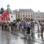 Przemarsz uczestników Marszu Szlakiem I Kompanii Kadrowej z asystą wojskową i orkiestrą z Oleandrów na Wawel / Marzena Mąkosa / Radio Kielce