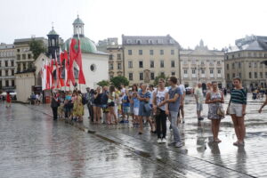 Przemarsz uczestników Marszu Szlakiem I Kompanii Kadrowej z asystą wojskową i orkiestrą z Oleandrów na Wawel / Marzena Mąkosa / Radio Kielce