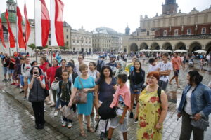 Przemarsz uczestników Marszu Szlakiem I Kompanii Kadrowej z asystą wojskową i orkiestrą z Oleandrów na Wawel / Marzena Mąkosa / Radio Kielce