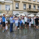 Przemarsz uczestników Marszu Szlakiem I Kompanii Kadrowej z asystą wojskową i orkiestrą z Oleandrów na Wawel / Marzena Mąkosa / Radio Kielce