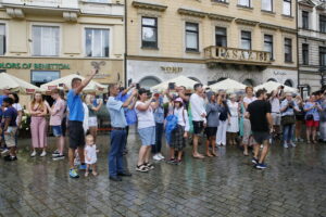 Przemarsz uczestników Marszu Szlakiem I Kompanii Kadrowej z asystą wojskową i orkiestrą z Oleandrów na Wawel / Marzena Mąkosa / Radio Kielce