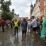 Przemarsz uczestników Marszu Szlakiem I Kompanii Kadrowej z asystą wojskową i orkiestrą z Oleandrów na Wawel / Marzena Mąkosa / Radio Kielce